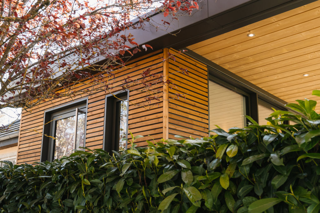 extension-transition-debord-de-toit-bois-metzger-vue-sur-terrasse-jardin-nancy-lorraine