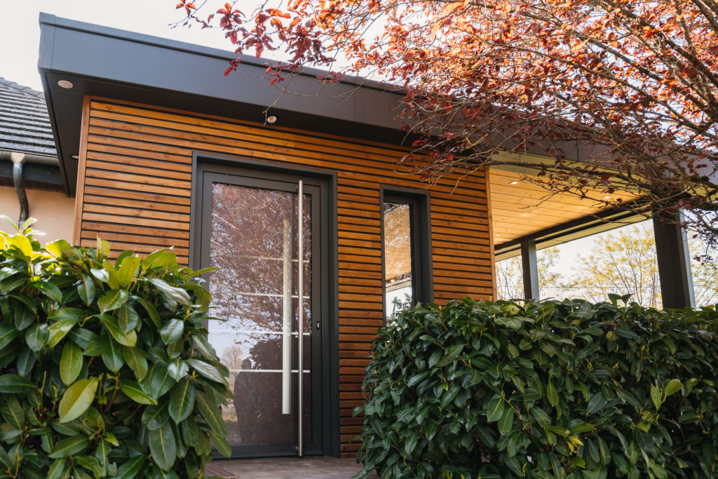 extension-transition-debord-de-toit-bois-metzger-vue-sur-terrasse-jardin-nancy-lorraine