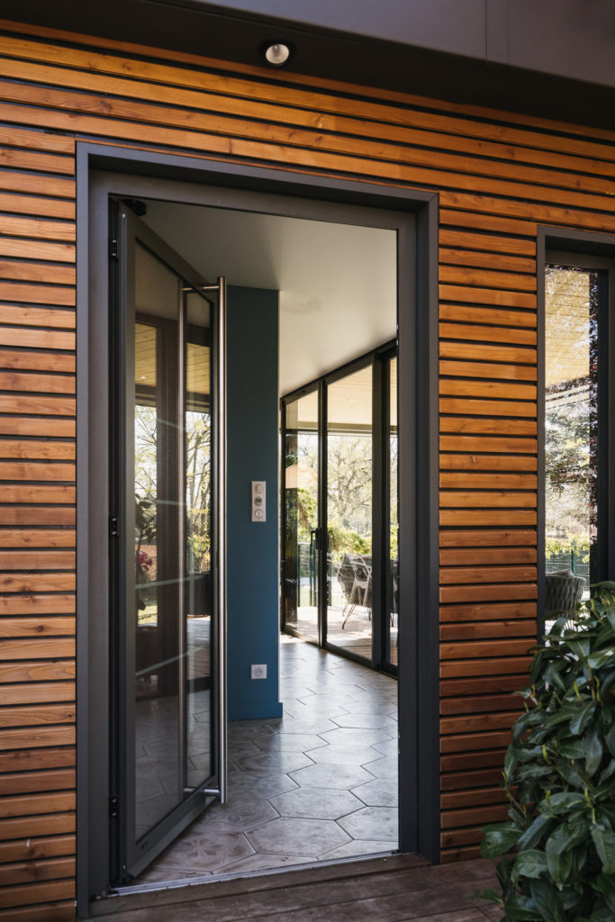 extension-transition-debord-de-toit-bois-metzger-vue-sur-terrasse-jardin-nancy-lorraine