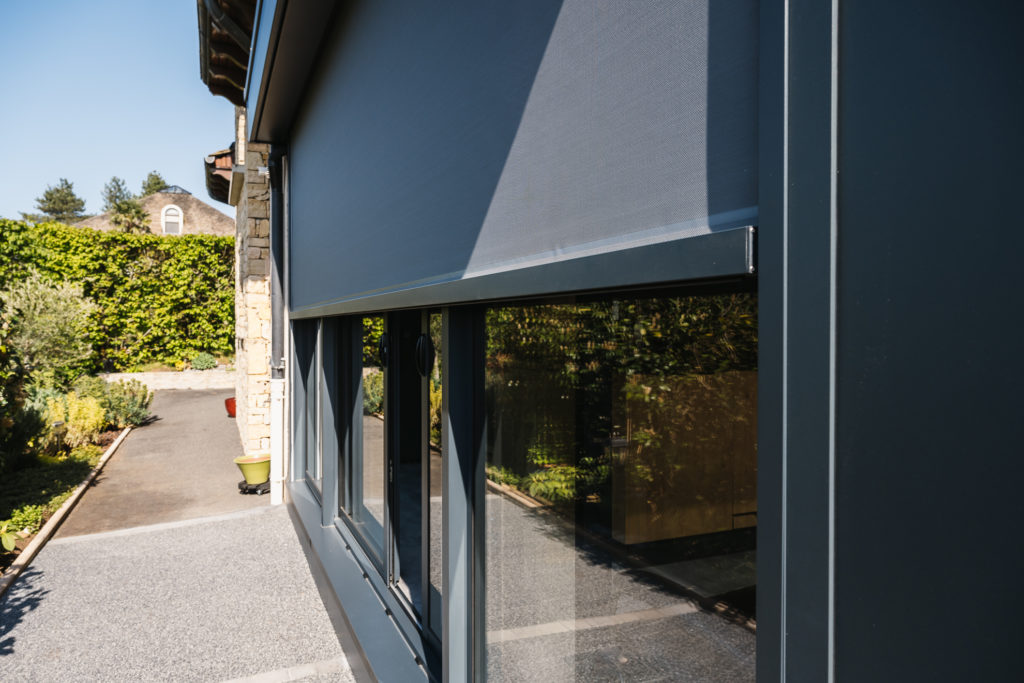 extension-transition-gris-anthracite-metzger-stores-zip-integres-nancy-metz-lorraine